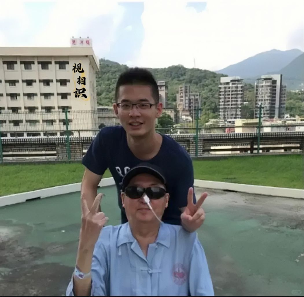 2017年，病重的李敖和儿子李戡的最后一张公开照片，这一年他被确诊为脑癌，并积极...