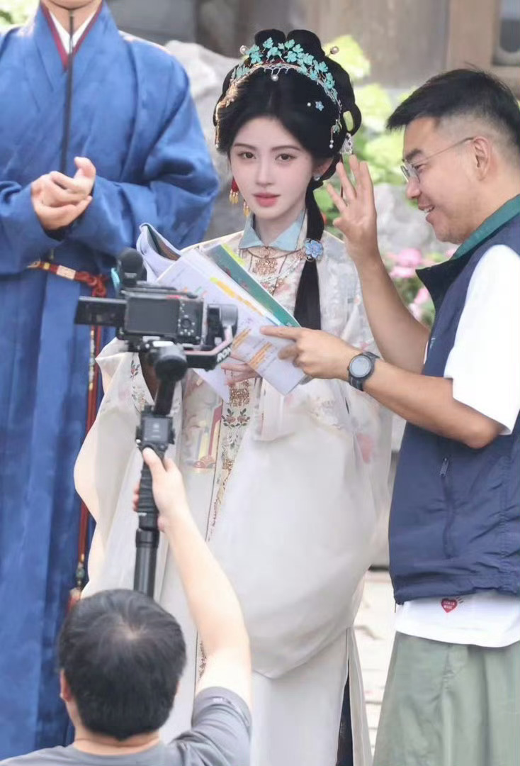 鞠婧祎万花世界新路透来了，新衣服和发型这居然是生图吗！！！！被苏绿夏美晕了😋 