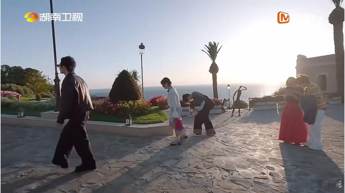 沈月[超话]沈月翟潇闻焊在了彼此笑点上中餐厅看沈月翟潇闻在海边同步哼歌然后狂笑，