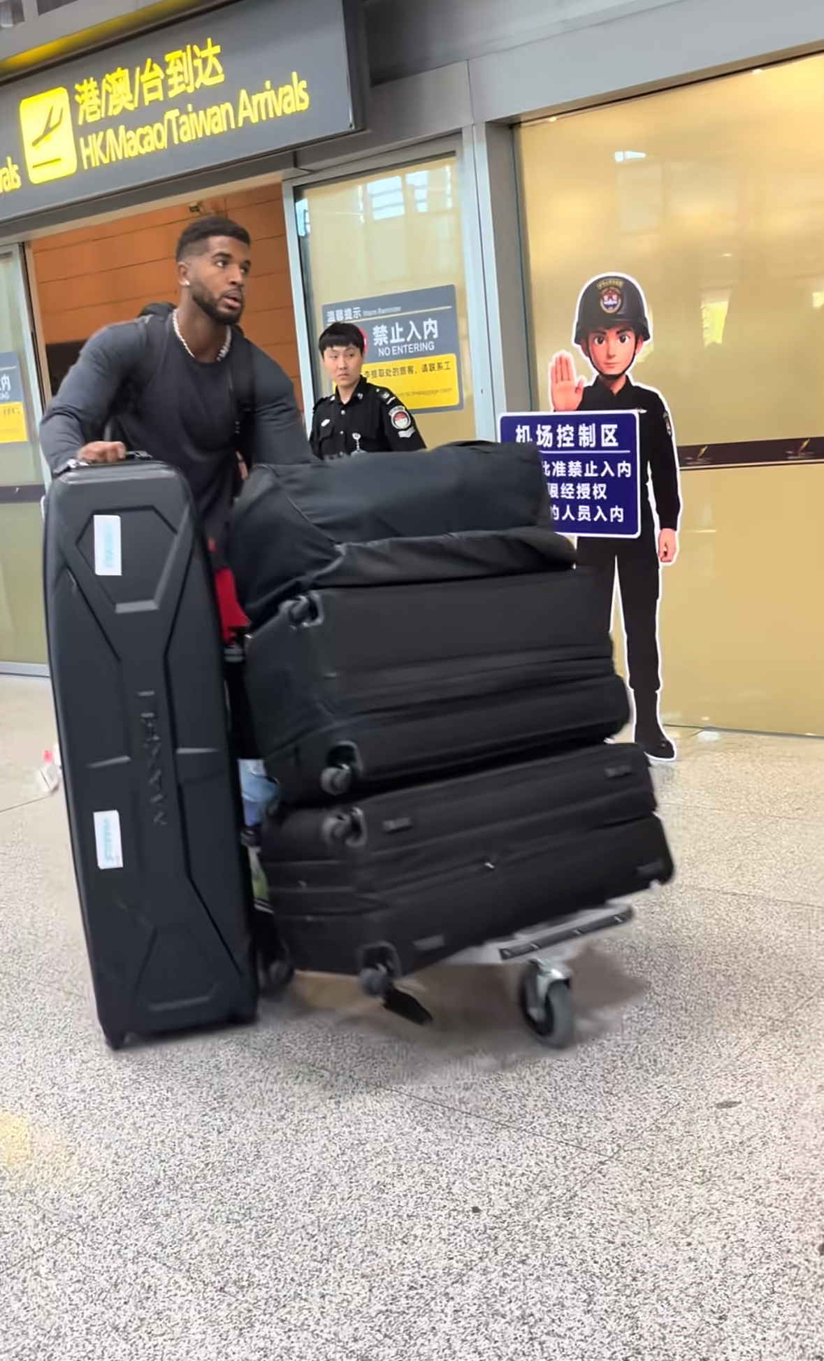 忙了一上午才看到克里斯在今天上午已经抵达沈阳啦[赞]新发型新球队辽宁男篮 ​​​