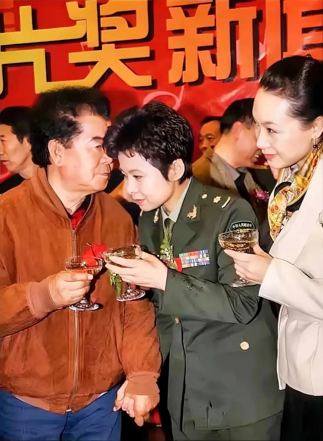 那时候的她，是多么的年轻啊，她的歌声影响了一代人，记得在15年前，有幸在现场聆听