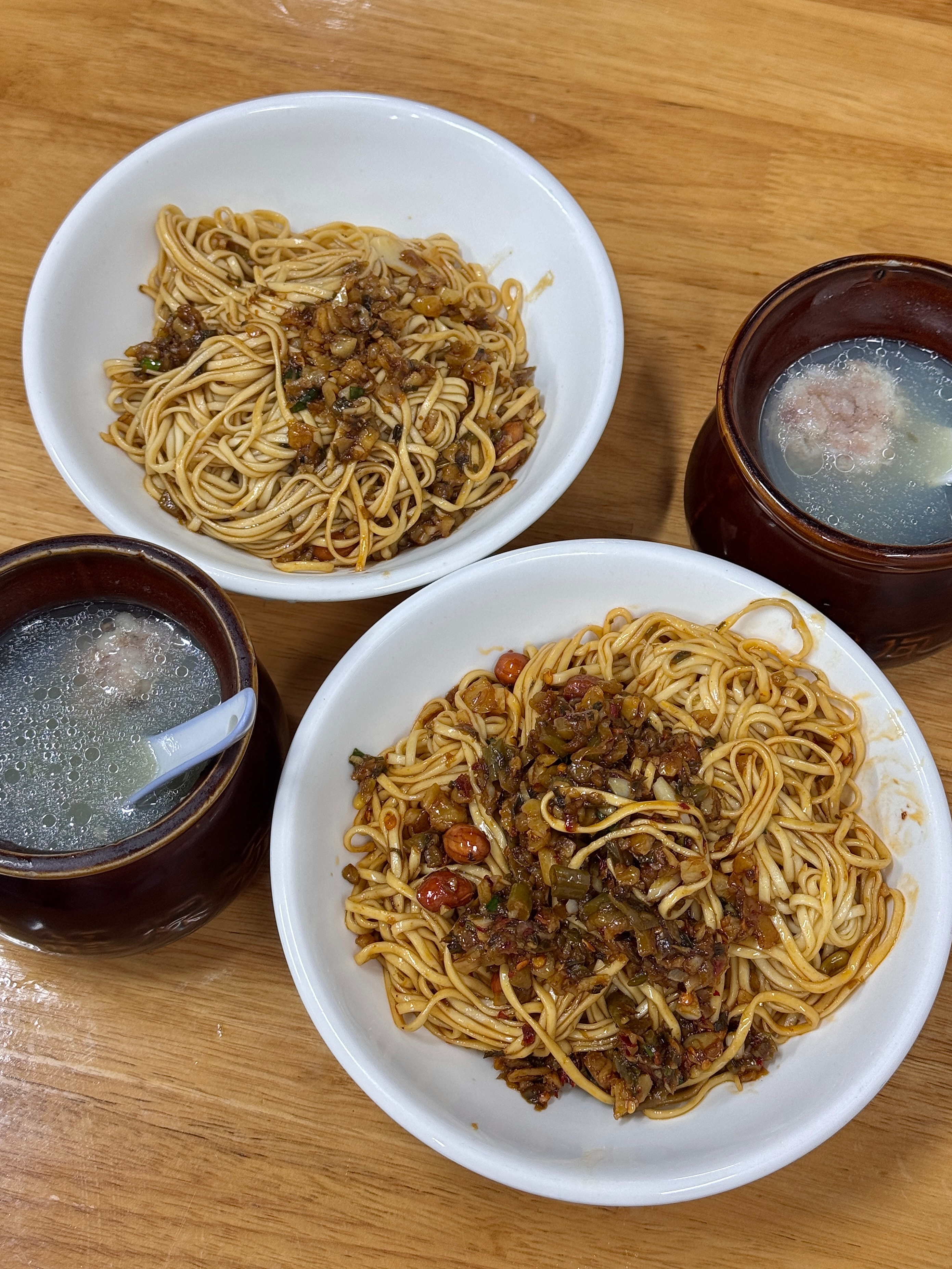 每天忙到没空发微博。买了两双拖鞋好喜欢嘿嘿嘿，决定这个夏天戒了洞洞鞋。徐大姐的拌