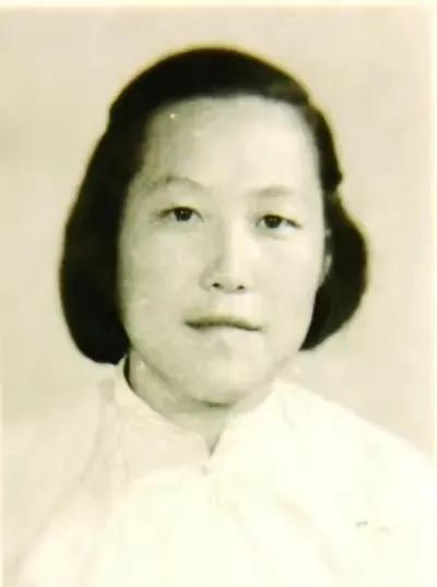 1971年，48岁文盲农民，娶了小他10岁的女大学生。新婚夜，他刚爬上床，却被女