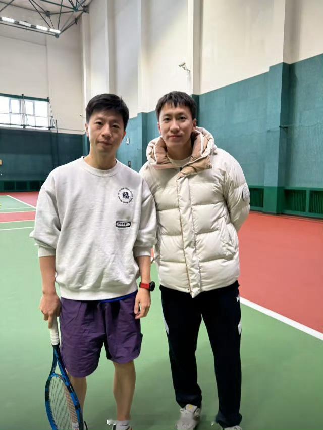 马龙去打网球了 龙队来打网球啦天津女子网球队体能教练张福浩和马龙合影网球talk