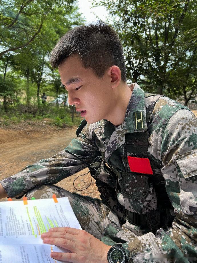 欧豪一部剧又唱又打的欧豪又开始打两份工了  谁懂啊！剧里郭子剑的热血劲儿，配上欧
