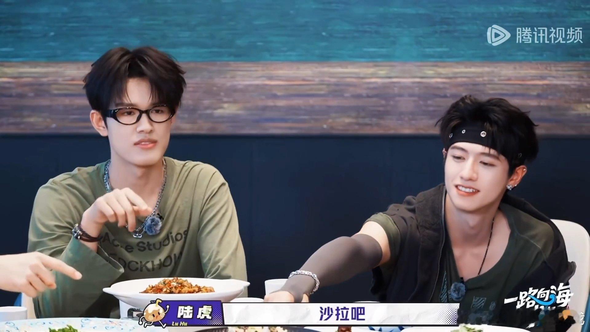 朱志鑫为了烤鸭放弃沙拉朱志鑫烤鸭保卫战朱志鑫这场烤鸭保卫战看得又好笑又心疼，游戏