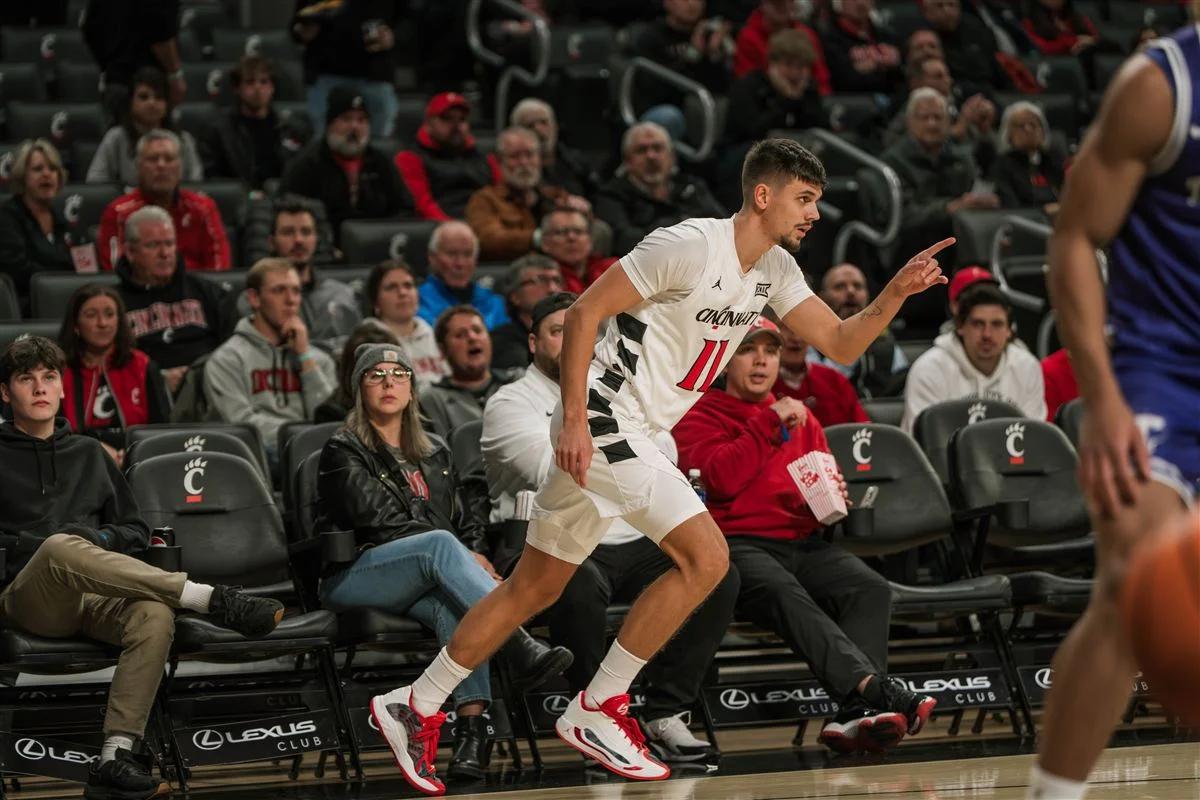 辛辛那提大学以76比58战胜了塔尔顿州立大学。辛辛那提大学的先发大六爱沙尼亚控卫