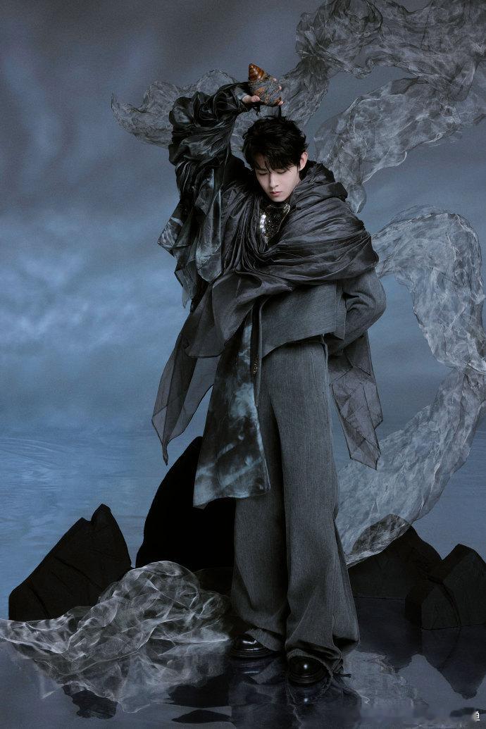 #郭敬明恭喜田嘉瑞再穿高定##郭敬明恭喜田嘉瑞解锁了新高定# ​​​田嘉瑞在 G