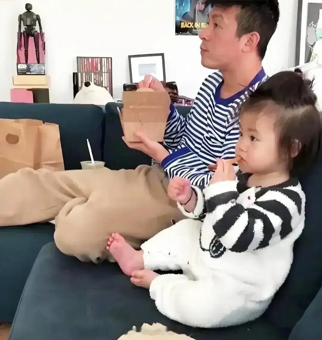 有网友在日本偶遇陈冠希一家，他女儿的个子好高啊！腿又直又长，小姑娘今年才9岁，已