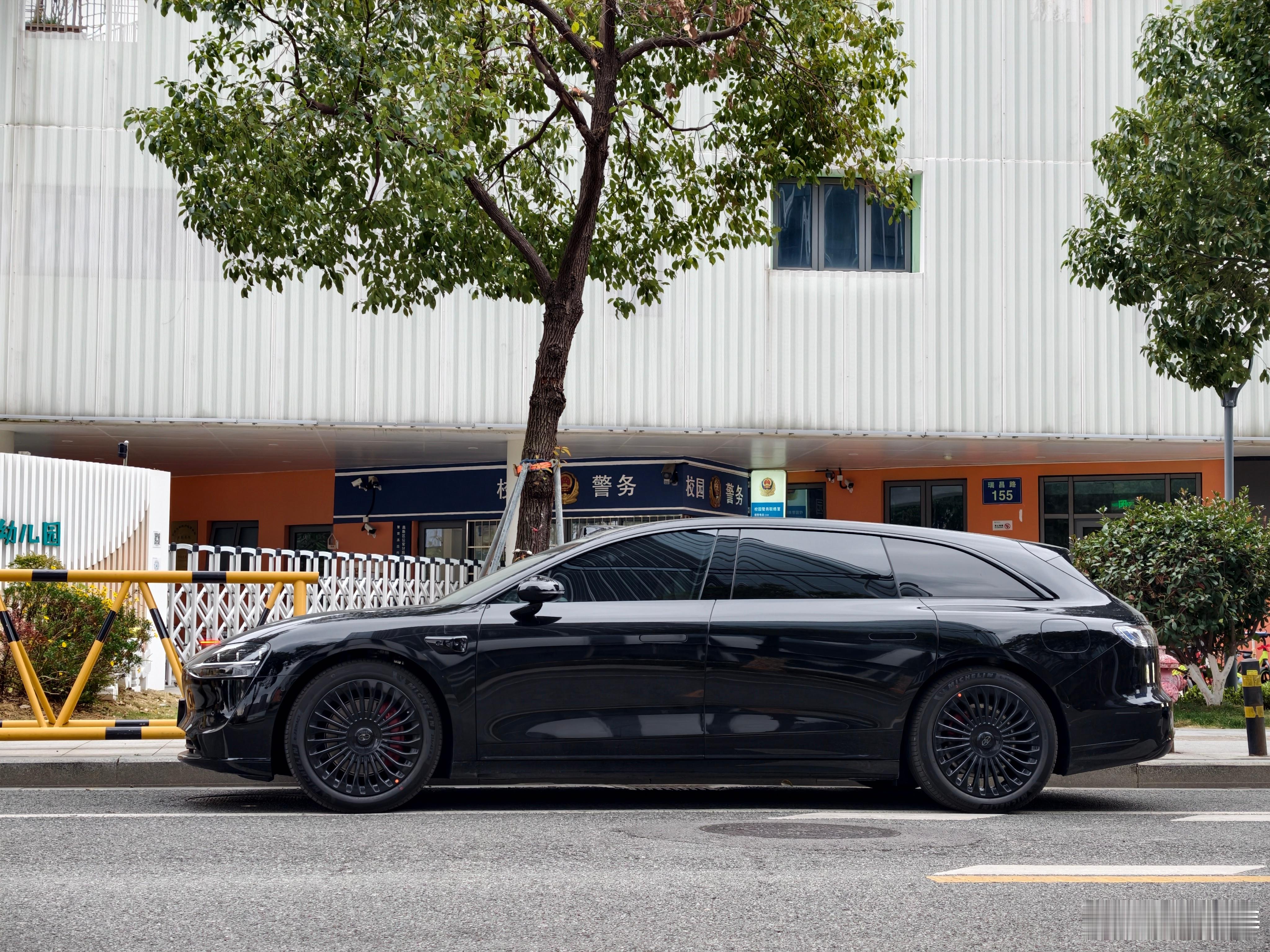 看到这个话题2025年照亮我的那束光 我正好在接娃，正好今天也是25年最后一天，