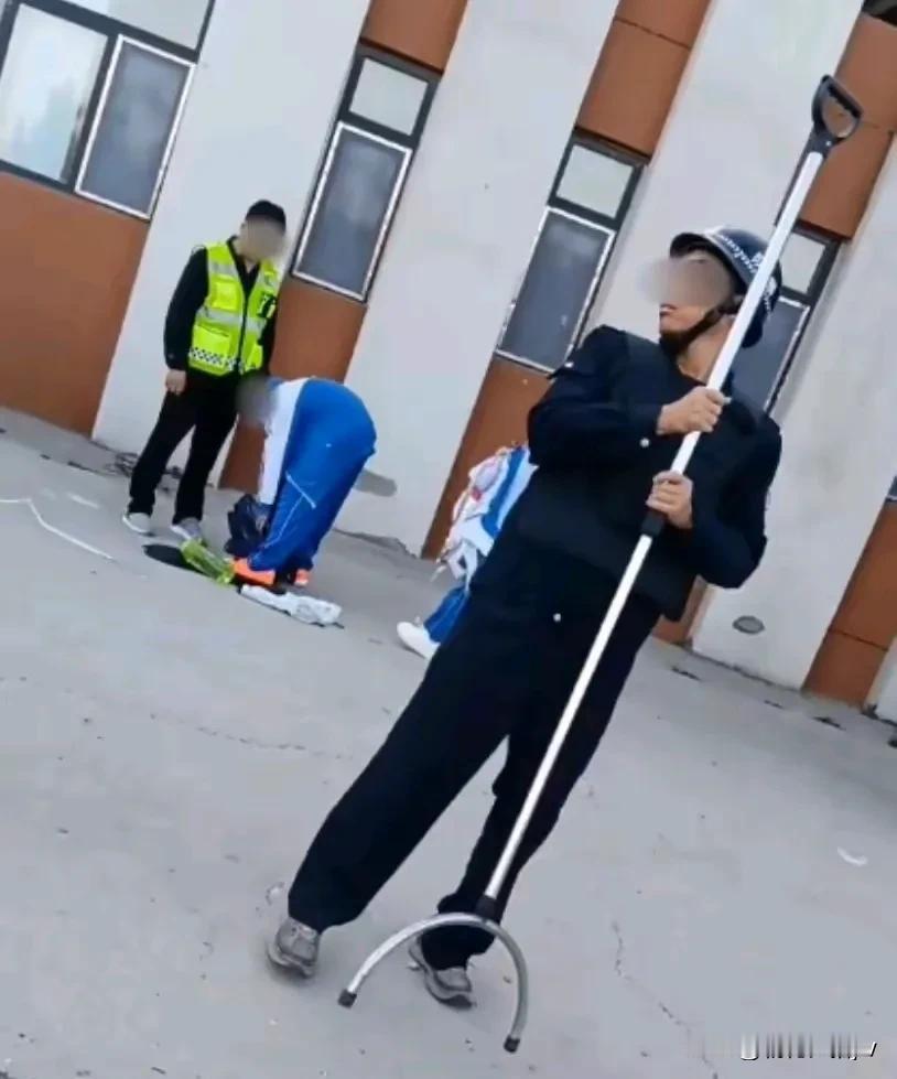 安保人员手持防暴钢叉，威风凛凛立在校门口！

学校工作人员表情冷漠，严格监督：