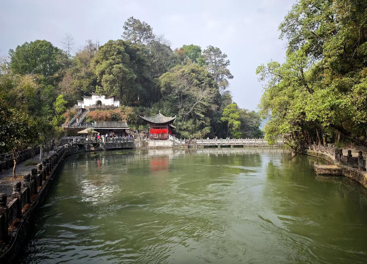 《叠水倚亭映清幽》腾冲行1
腾冲叠水河瀑布为国内罕见的火山堰塞瀑布，也是唯一的城