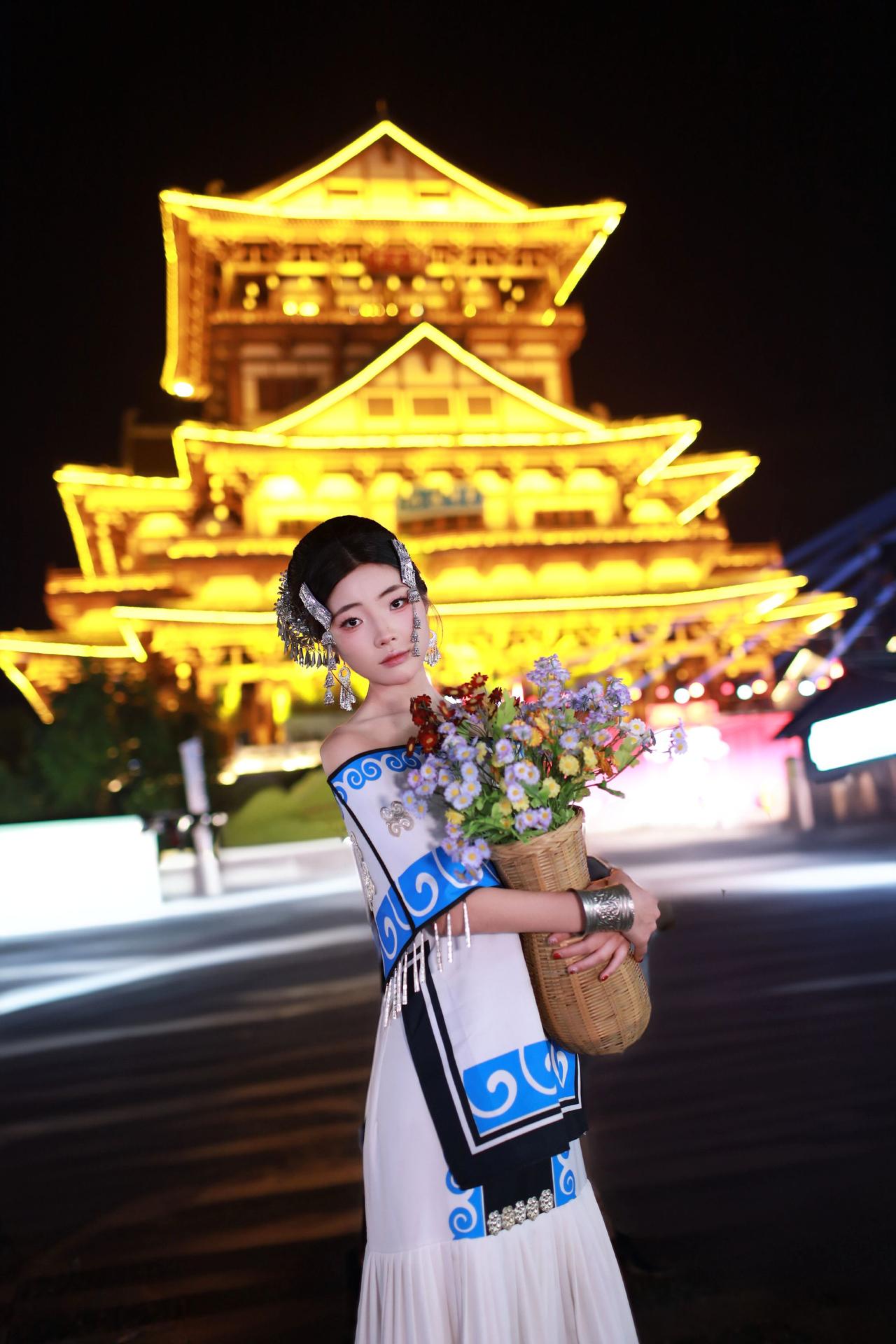 周末的晚上没有一丝风。彝族少女表现不错，随便拍了几张。少数民族的魅力 记录旅行时