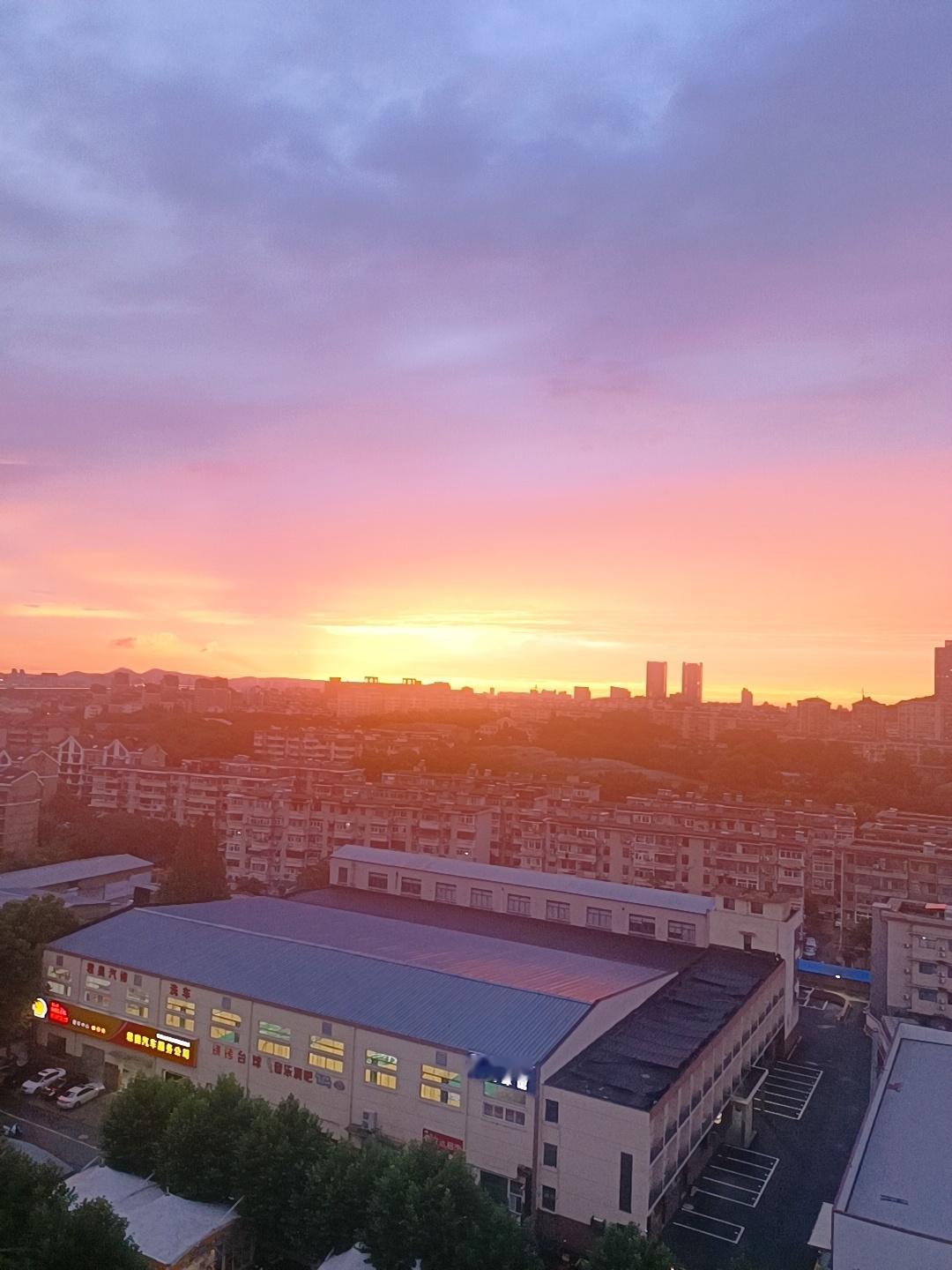 南京的雨后晚霞 