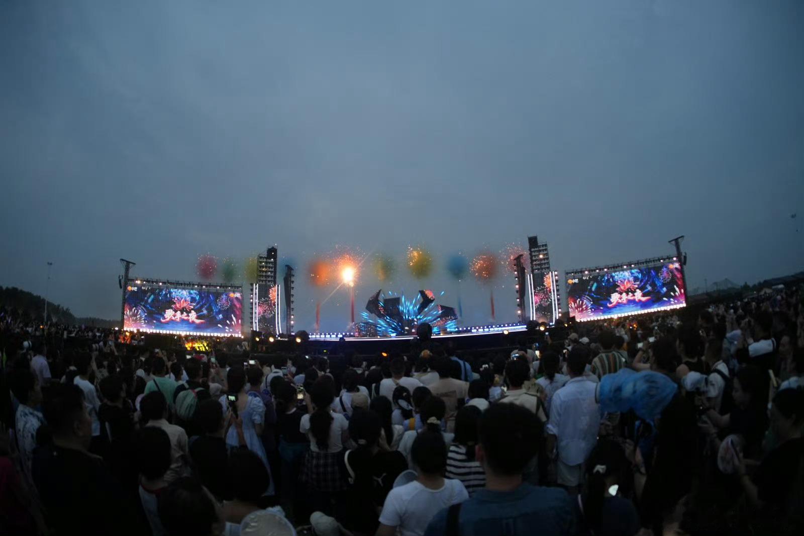 毕节焰火大会戳中心巴漫天焰火点亮毕节的夏夜三伏天出逃毕节避暑，森林环绕气候温润，