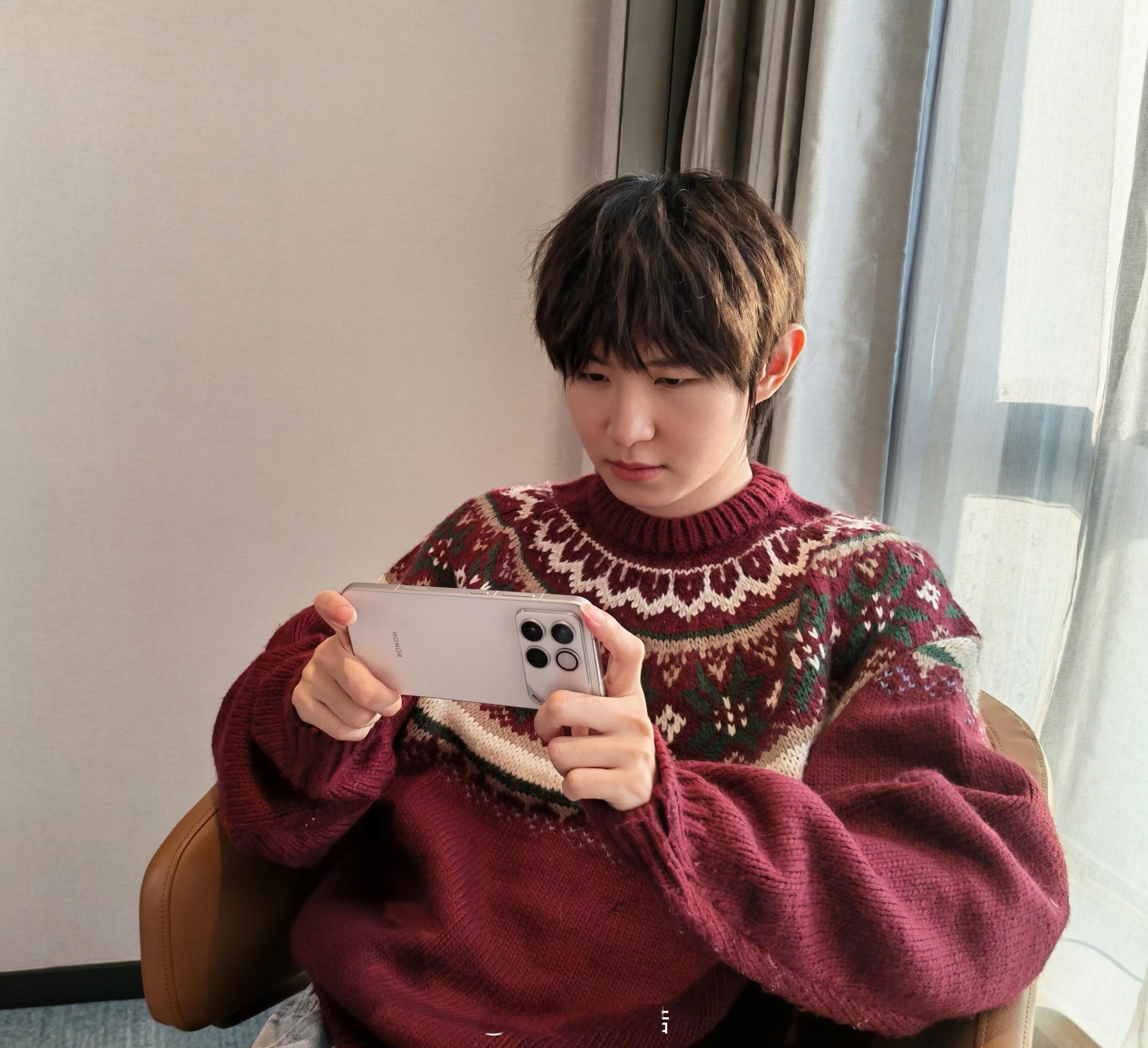 没想到我最爱的GT系列居然变成了 WIN 系列一诺拿着的真机图也出来了！外观好像