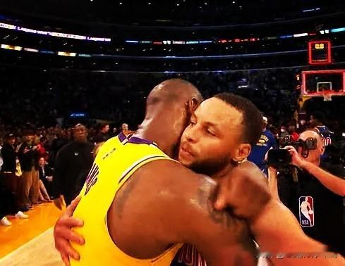 超残阵湖人大胜勇士有弦外之音，詹库即将联手非空穴来风。

勇士主场作战，身体状态