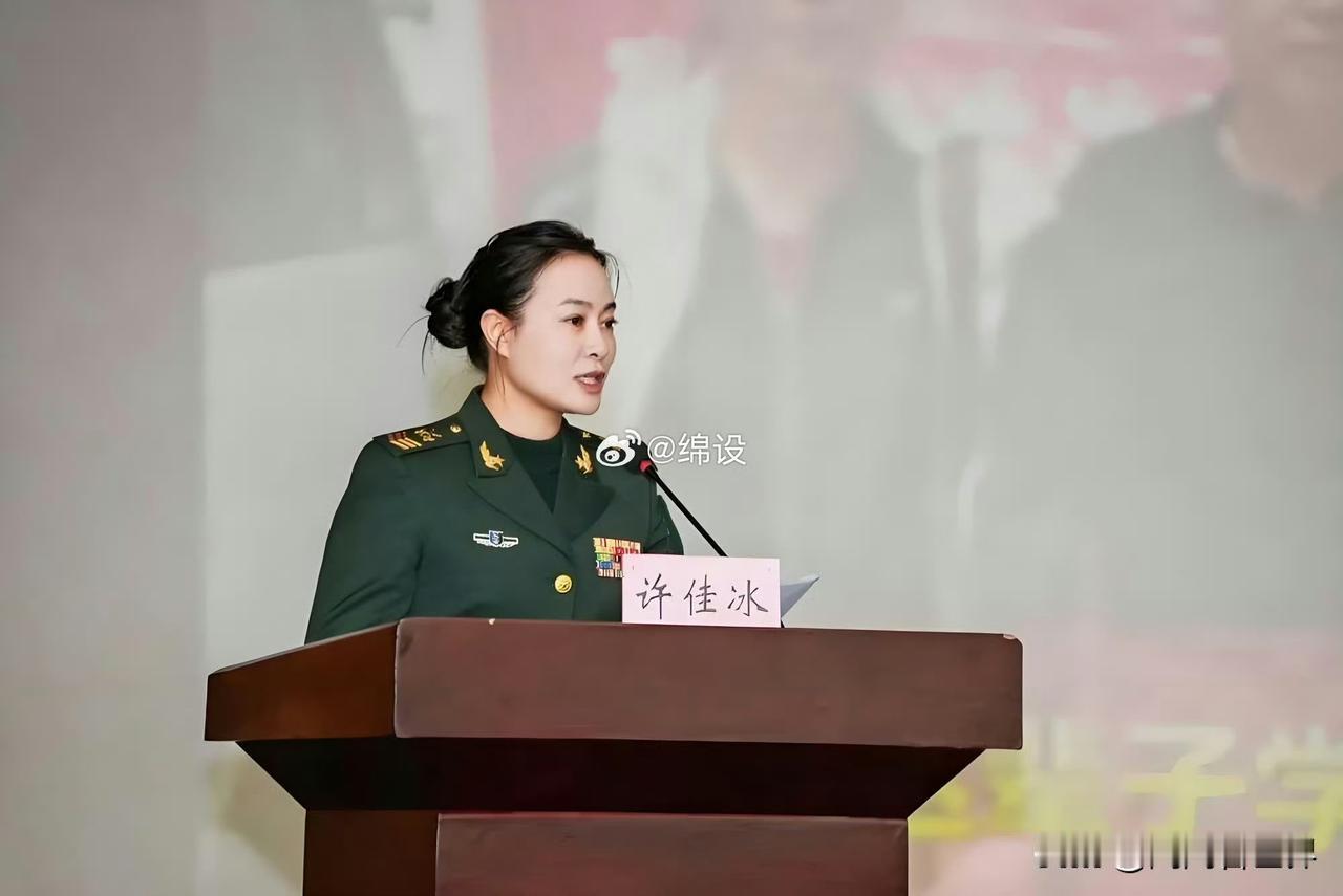 能当到这个级别的女兵，数量肯定比将军少! ​​​