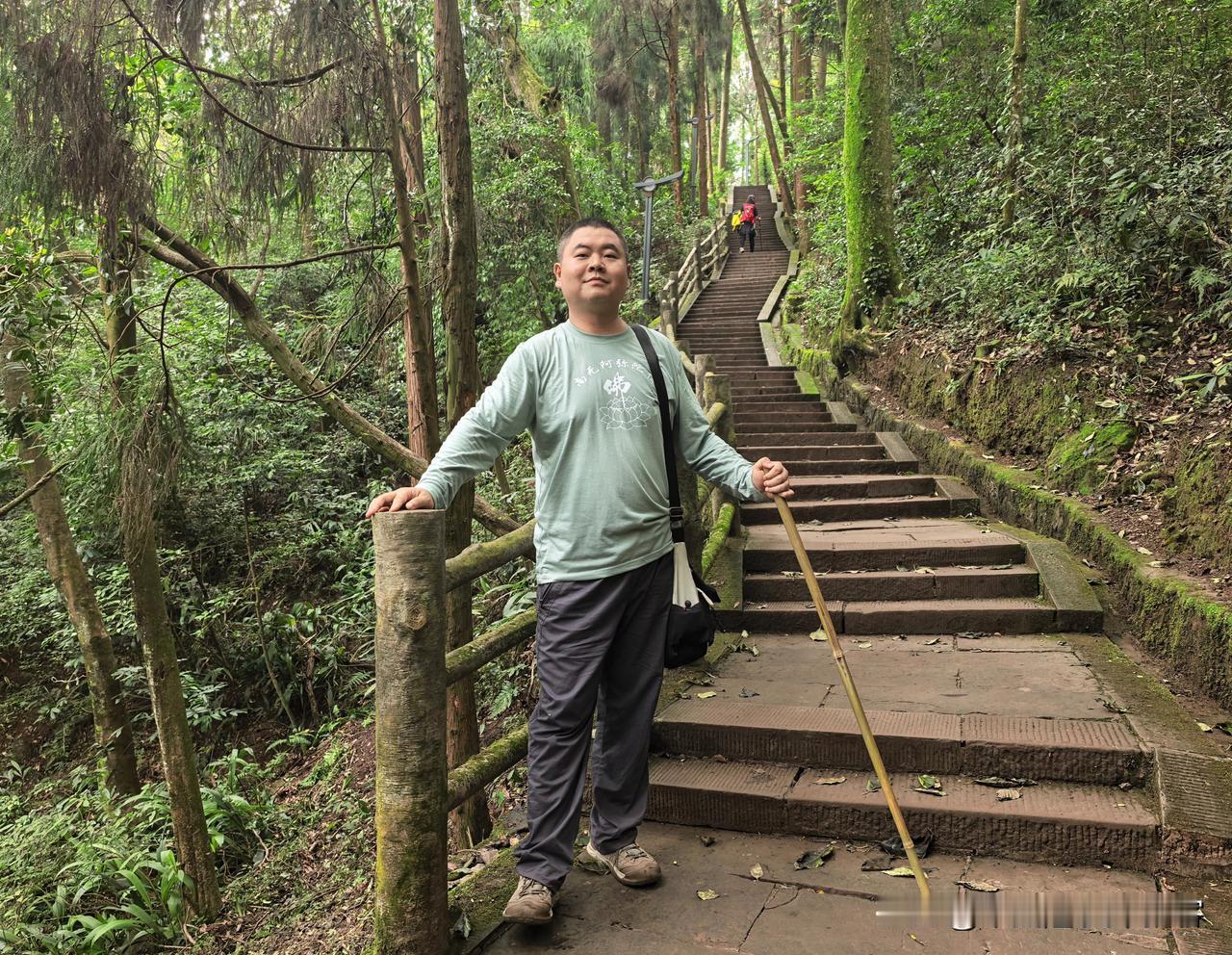 漫步峨眉山：下午两点半，从清音阁出发，先不断地上台阶，又不断地下台阶。经过一个多