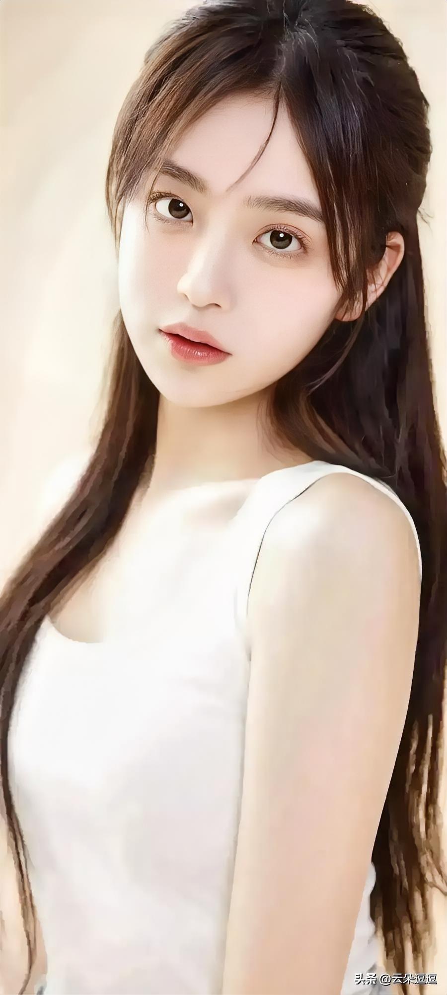 清新脱俗的少女，白衣飘飘，宛如画中仙子。