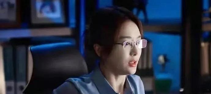 秦岚这一幕演的很真实啊，坐在椅子上很困的时候，大部分人都会做这样的动作吧 