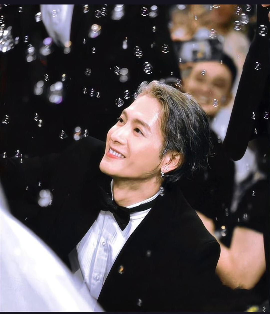 刚结束智利巡演就火速飞赴法国，王嘉尔这是要当“伴郎天花板”的节奏吗？
2026年