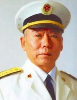 80年代末海军司令员张连忠上将视察汕头海军供应站，见院内有磅秤，便亲自站上称重，