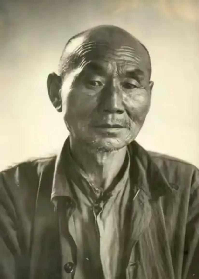 1937年，南京一个院子里，跪着一百多名中国人，两个日军正在挨个砍头。突然，一个