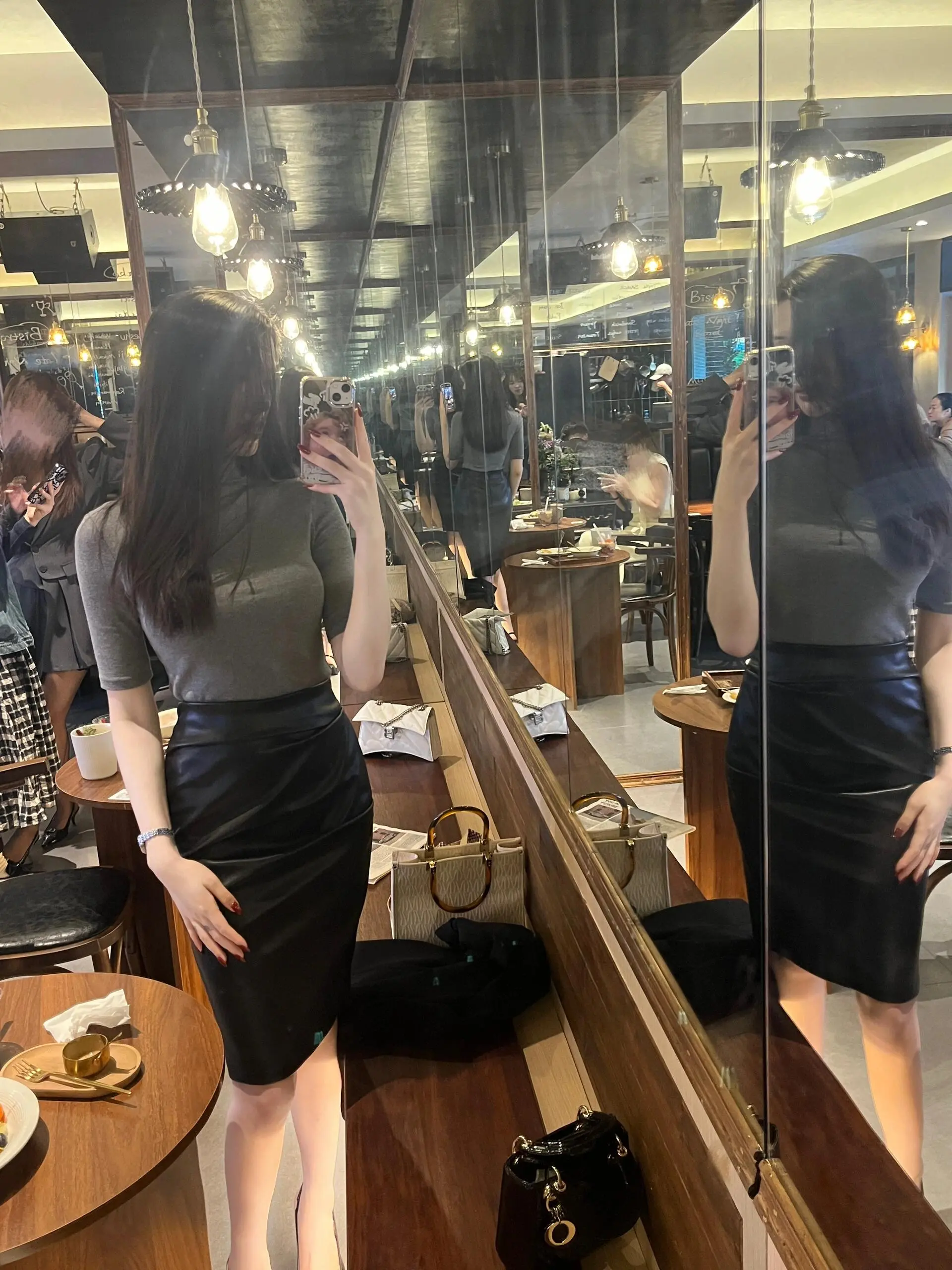你在我的世界里下落不明，我在你的世界里杳无音信...
