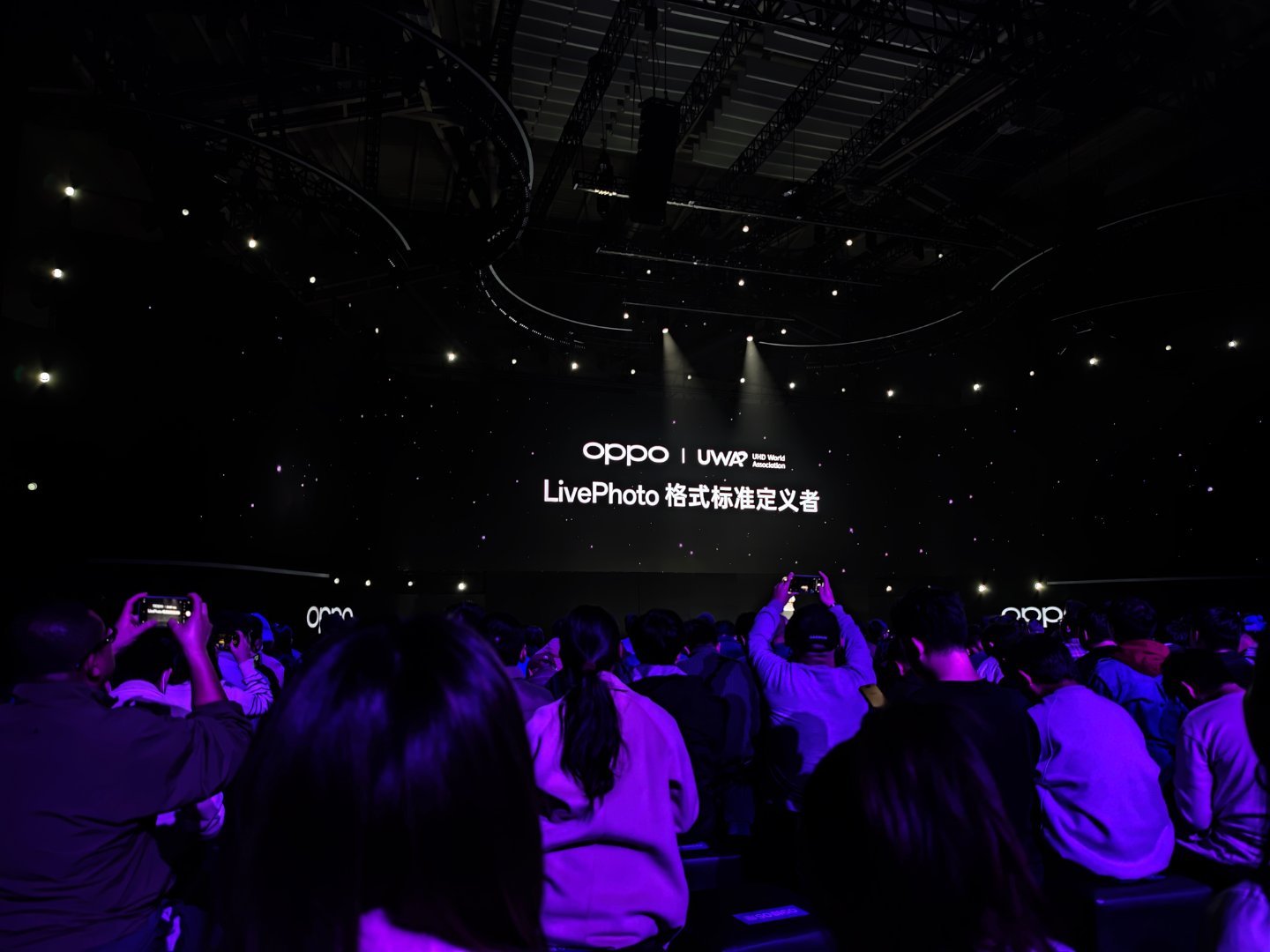 oppo向UWA提交了livephoto格式，成为了标准定义者，而且做到了和iO