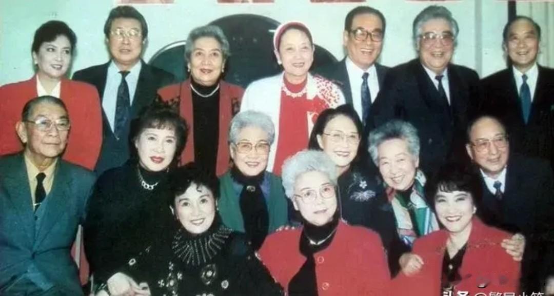 22大明星，16位合影，真的是挺难得的，现在的他们，在世的也就有4位了（王心刚，