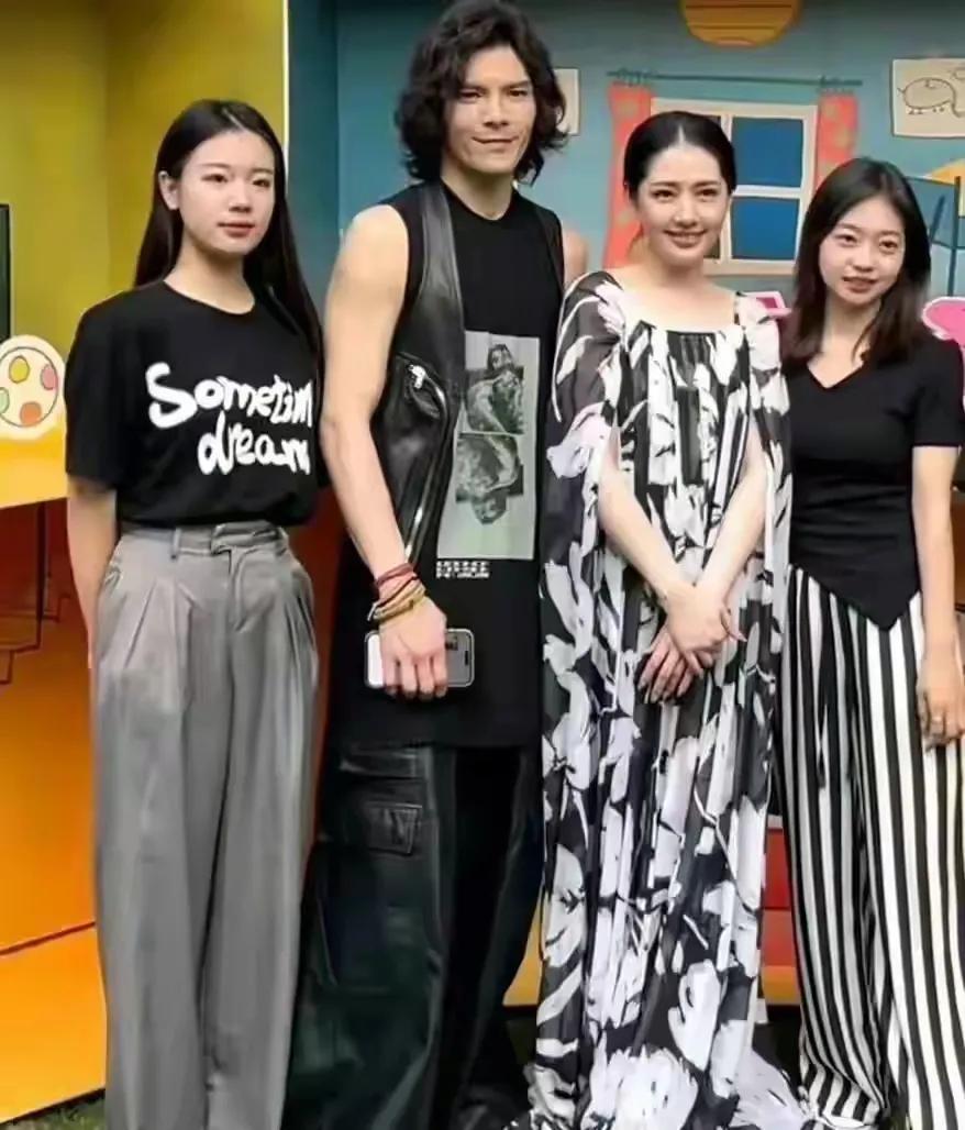 郭碧婷到底有没有怀三胎？

郭碧婷衣着宽松，打扮越来越像向太，走的都是富婆风格。