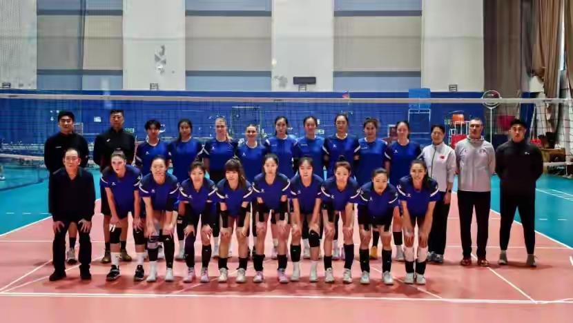 北京女排新赛季18人全家福首次曝光！外籍教练没有匡琦  世俱杯最佳自由人刘立雯加