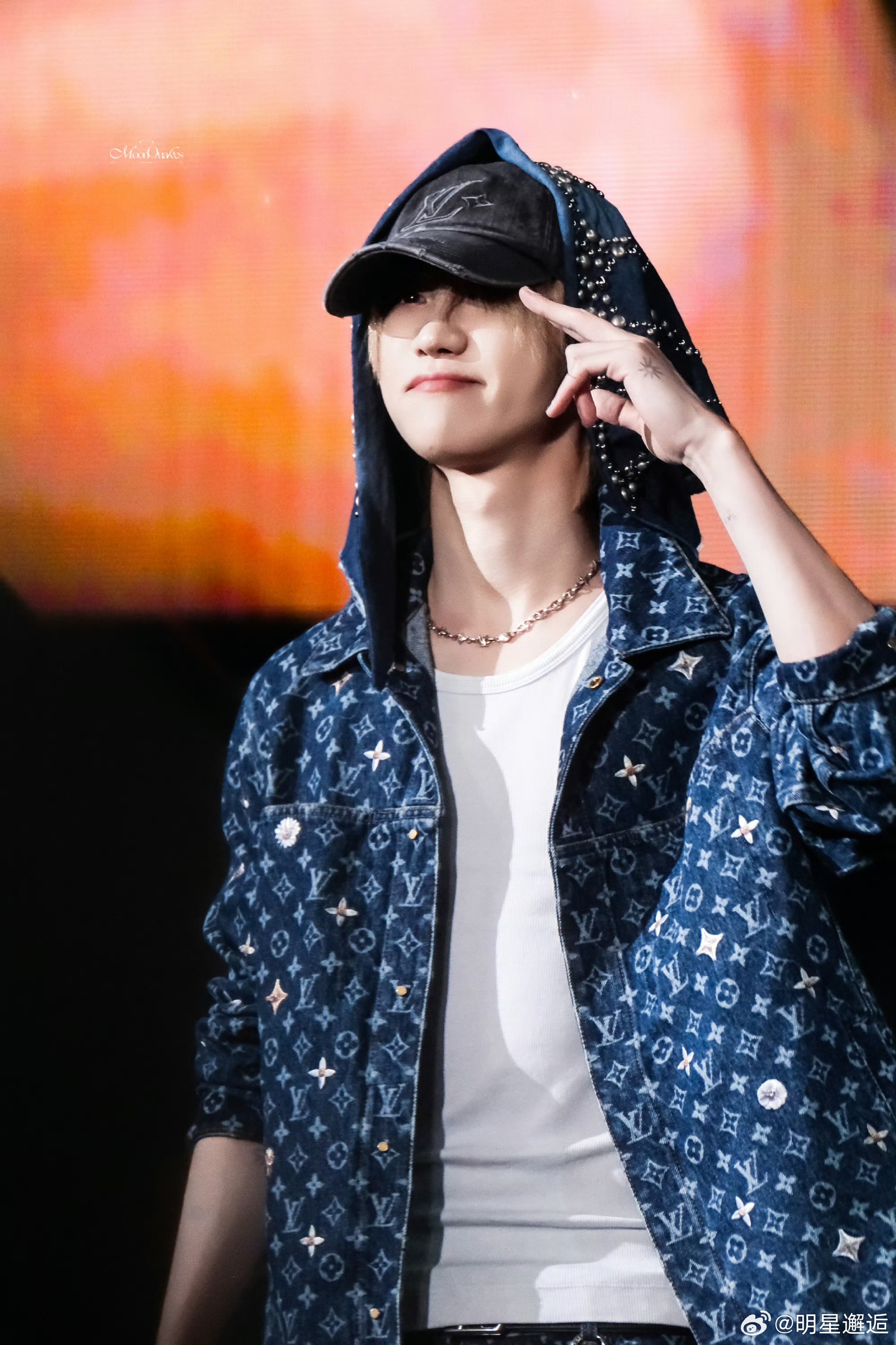 徐明浩演唱会穿了特别定制 徐明浩演唱会直接“炸场”啦！特别定制的战袍，设计又潮又