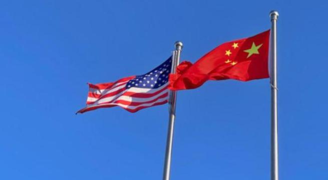 一个让人哭笑不得的怪象正在美国年轻人中流行：他们一边疯狂抢着来中国的机票，一边却