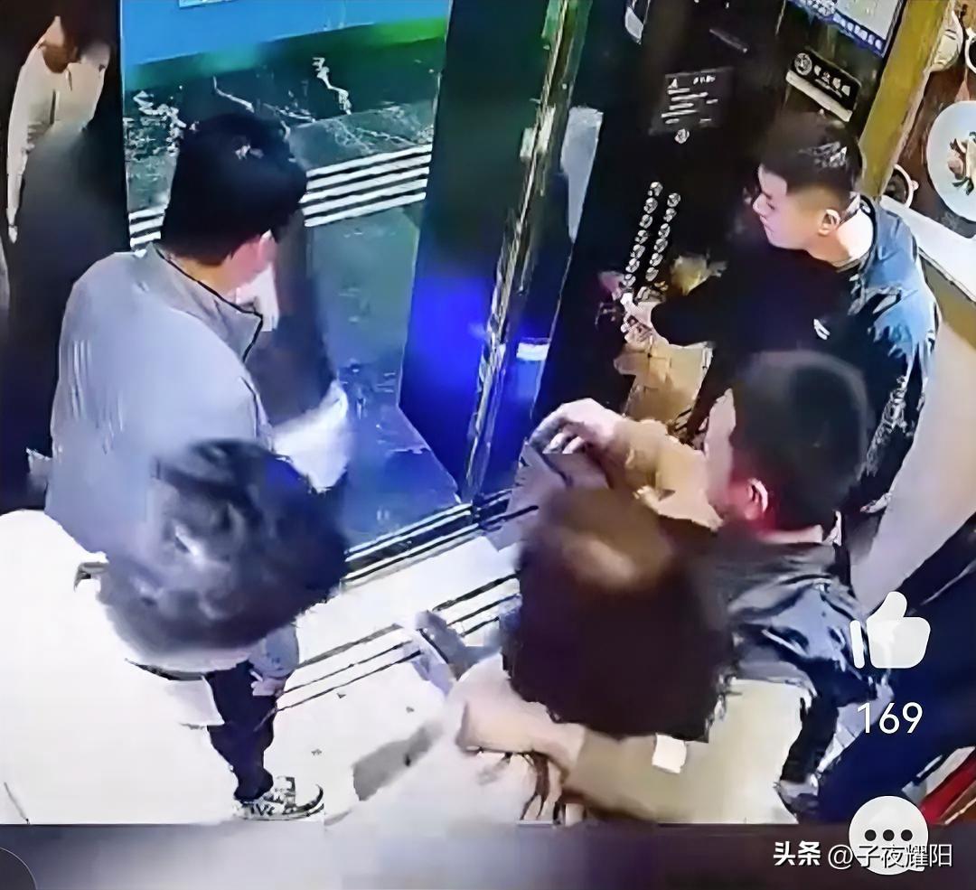 赔了几千块，这名男子尝到了钱包“出血”的滋味。某地酒店电梯监控显示，在电梯轿厢内