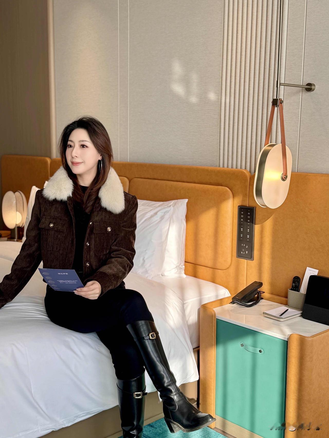 冬日暖阳下的精致火锅，美食与美酒相伴的惬意时光。🍲🍷🌞