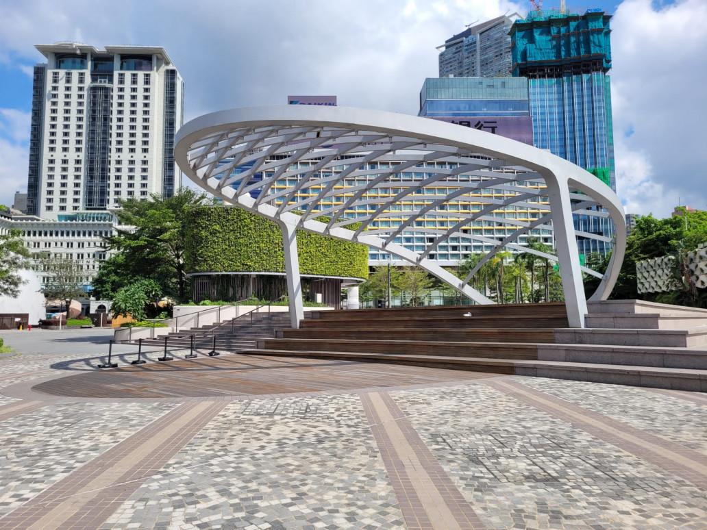 香港星光大道是位于香港九龙尖沙咀东部海滨花园的一条以电影为主题的旅游景点。

星