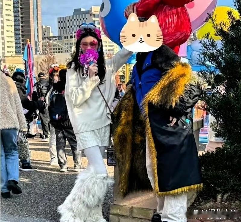 奚梦瑶是真的很爱穿夸张的大毛靴，一般人真的很难驾驭这种鞋子。不过谁叫她是超模呢，