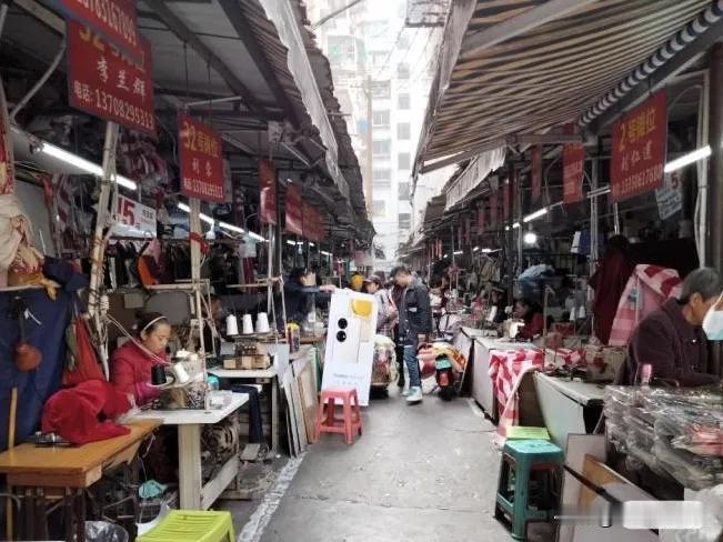 宜宾老城区十八间，林家巷，那时候是宜宾人最喜欢逛街的地方，吃点点香，然后带上女朋