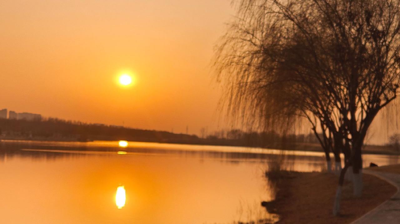 落日余晖映晚霞一抹夕阳美如画 旅行推荐官 跟我去旅行 日落🌄 夕阳西下湖边美景