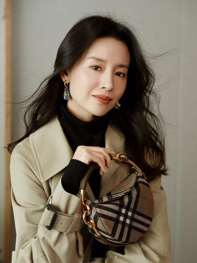 年轻时候的董洁 谁能拒绝年轻时的董洁啊！干净纯粹、眉眼温柔，自带书卷气，美得安静