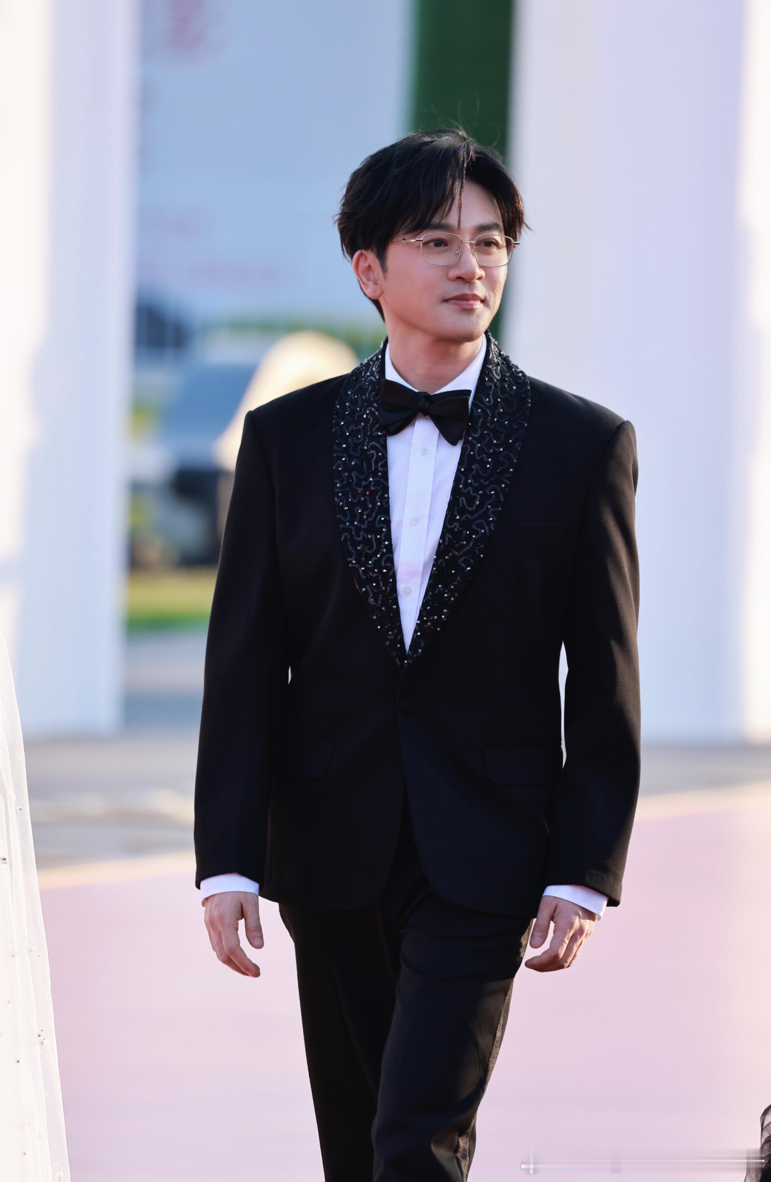 沒錯 專門來看你噠 老熟人又双叒叕来啦 乖哥向我走來 拍圖阳光得有点像AI欸（b