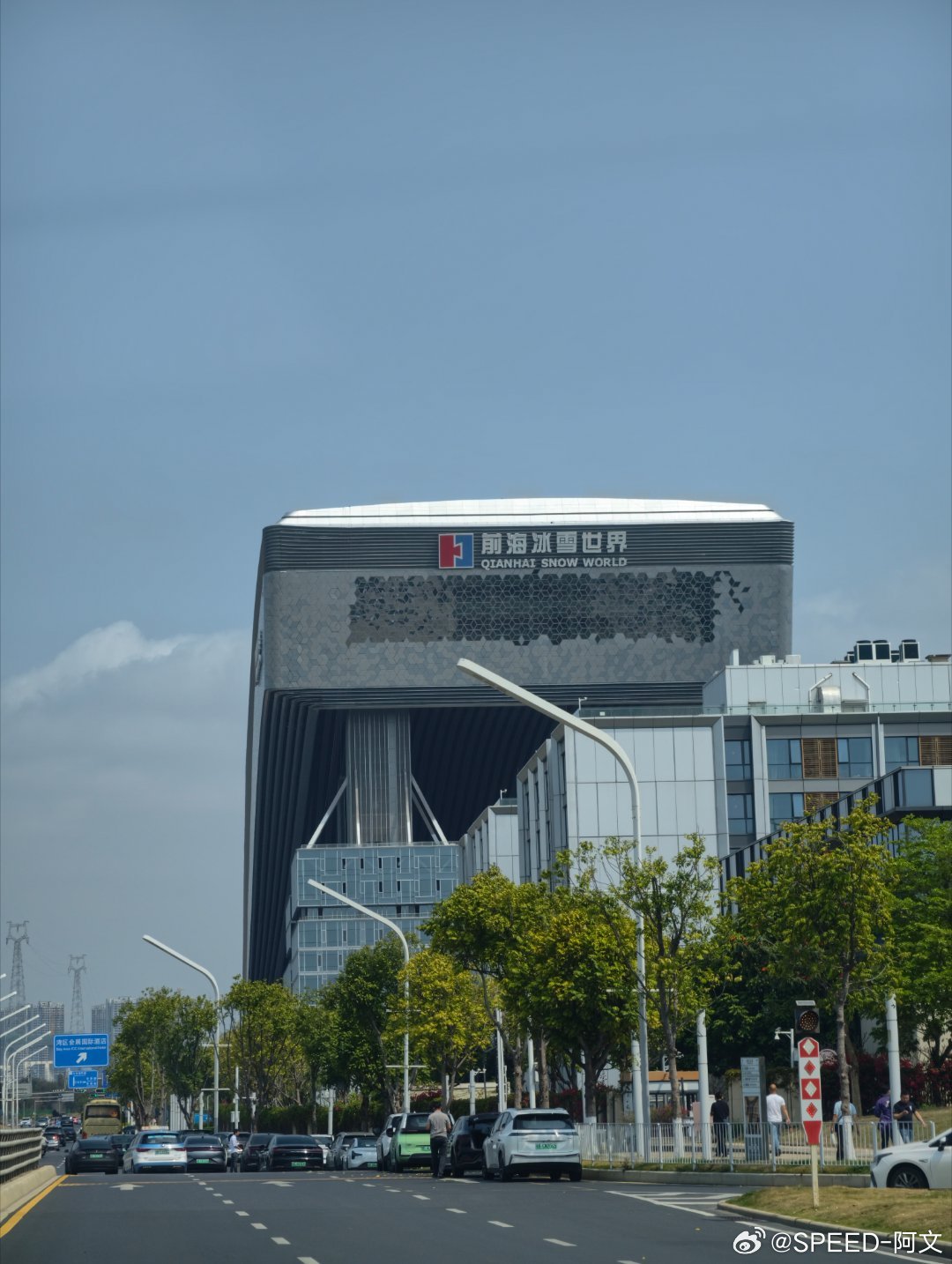 一看到滑雪场，就想到卡丁车嗯！记忆点很深刻，车很多。算是成功了一半