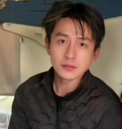 网友在绿皮火车上偶遇刘萧旭，这样的画面还挺有生活气息的。绿皮火车自带一种慢节奏的