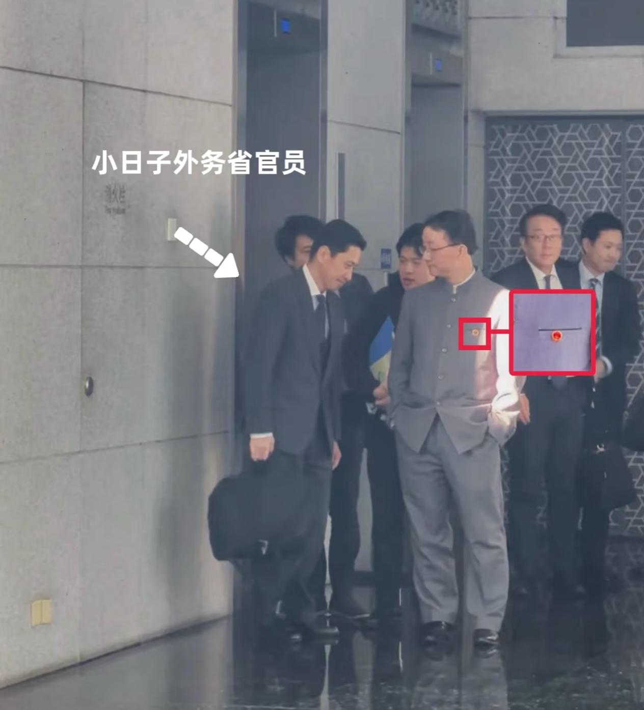 众所周知双手插兜是训话[赞][赞][赞]
这是日本外务省官员离开外交部的画面截图