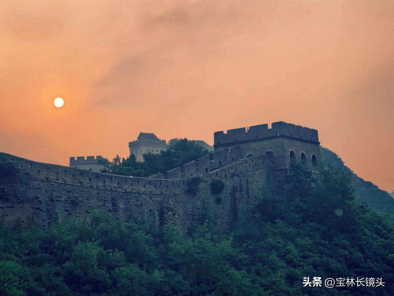 墙垣卧山脊，旭日熔金辉。
风过敌楼静，云游古意归。
（原创图片 拍于金山岭长城）