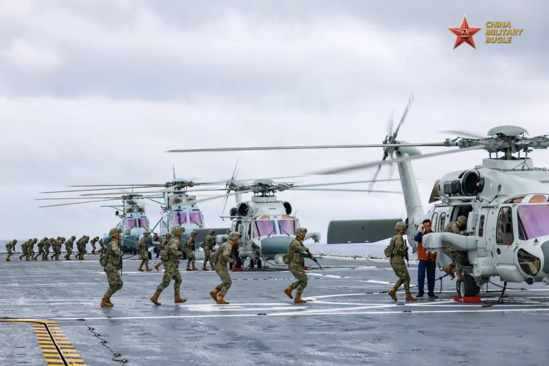 2月7日，据央视军事网站报道，直一20J列装两栖攻击舰，大批陆战队登机画面曝光！