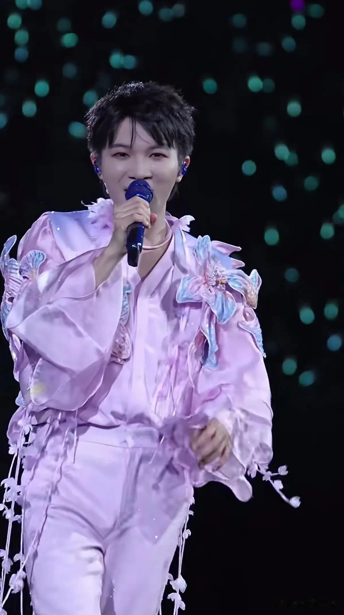 周深从无人看好，
一路摸爬滚打到娱乐圈塔尖，
真是高处不胜塞，
到底什么样的女孩