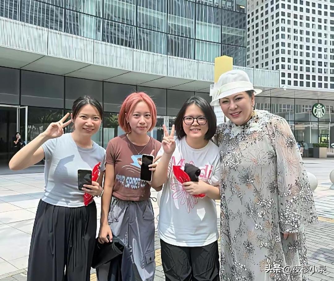 向太陈岚现身深圳街头，穿衣打扮好贵气，和旁边的路人差距好明显，真是太有钱了！[灵